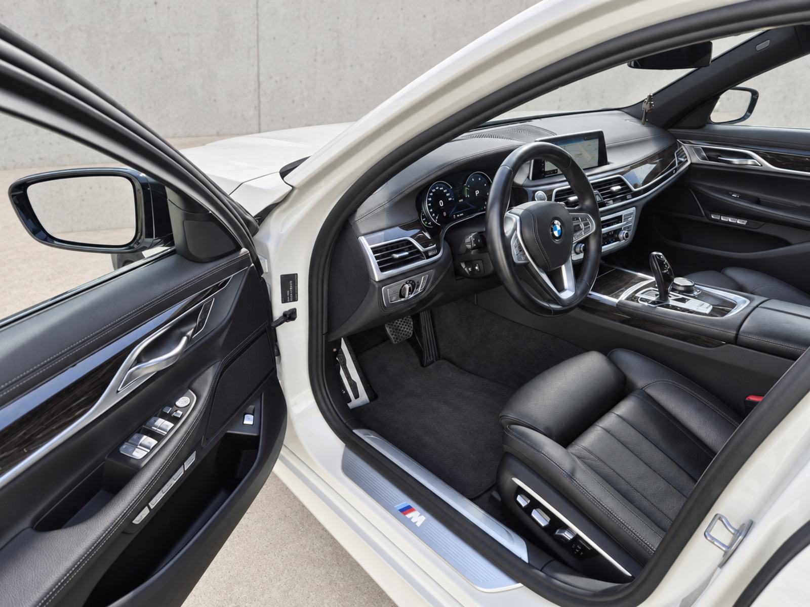 2017 BMW Serija 7 M Sport — fotografija 11