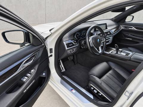 2017 BMW Serija 7 M Sport — sličica 11