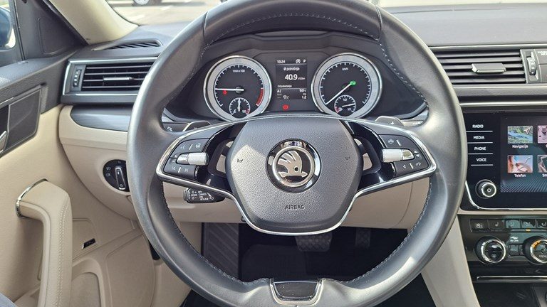 2021 Škoda Superb — fotografija 16