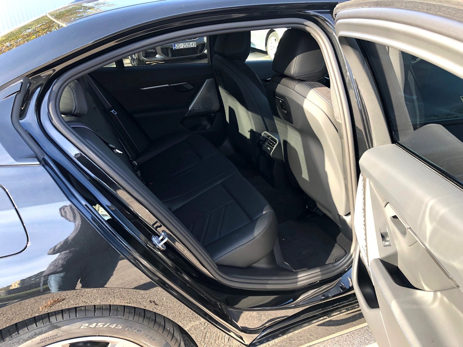2025 BMW Serija 5 — fotografija 8
