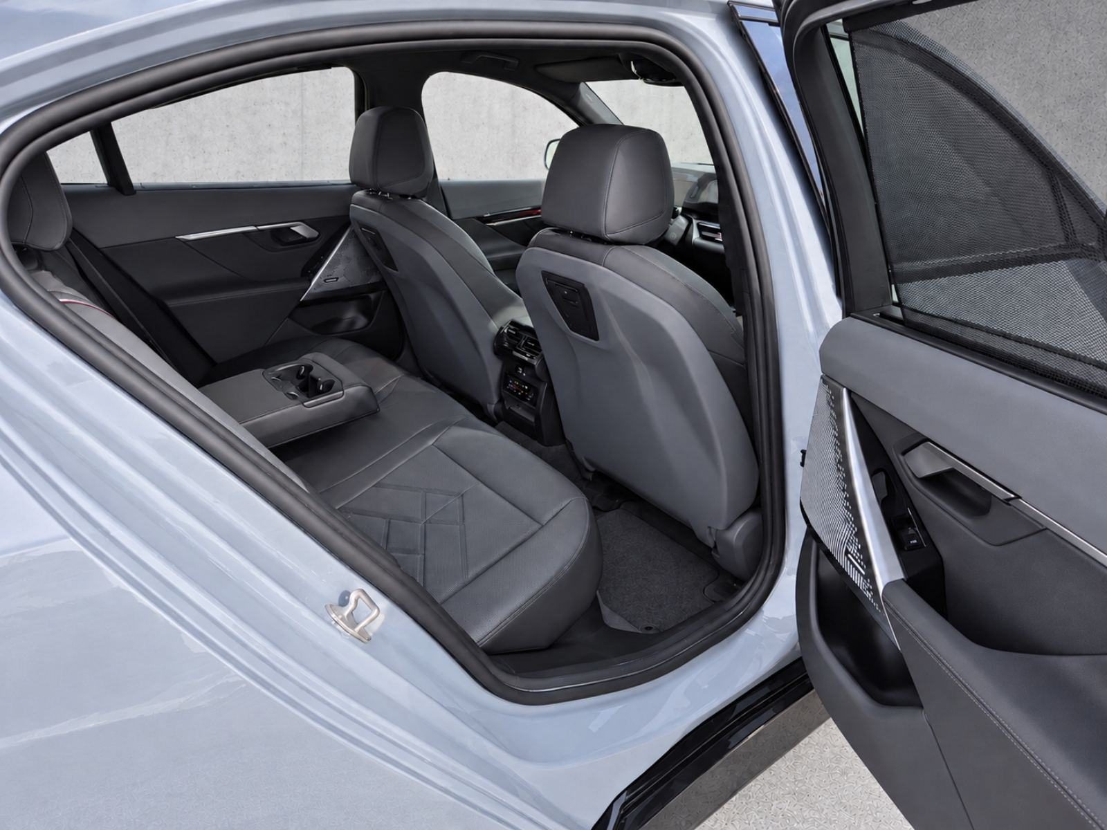 2025 BMW Serija 5 M Sport — fotografija 15