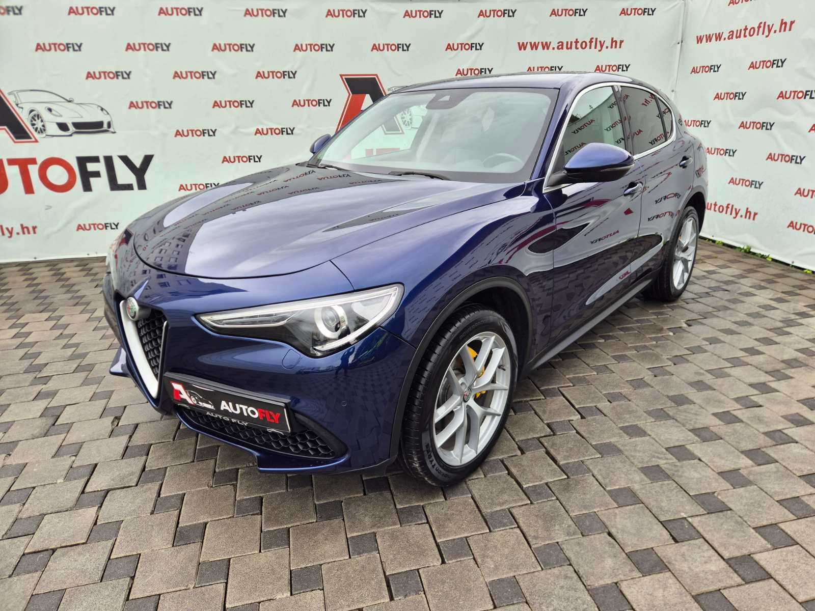 2017 Alfa Romeo Stelvio — fotografija 9