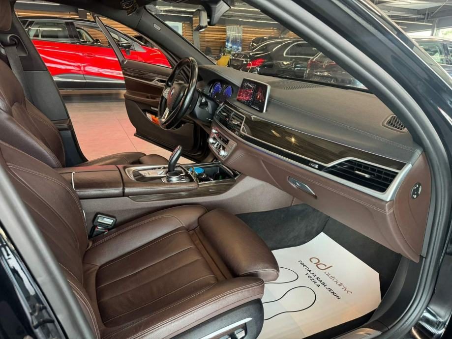 2017 BMW Serija 7 — fotografija 18