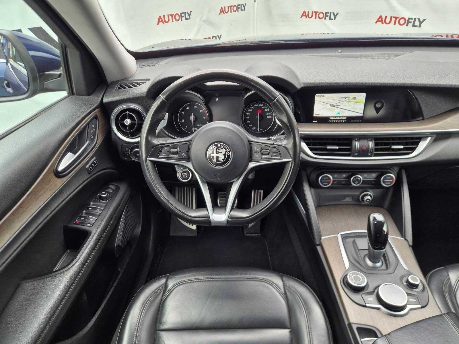 2017 Alfa Romeo Stelvio — fotografija 17