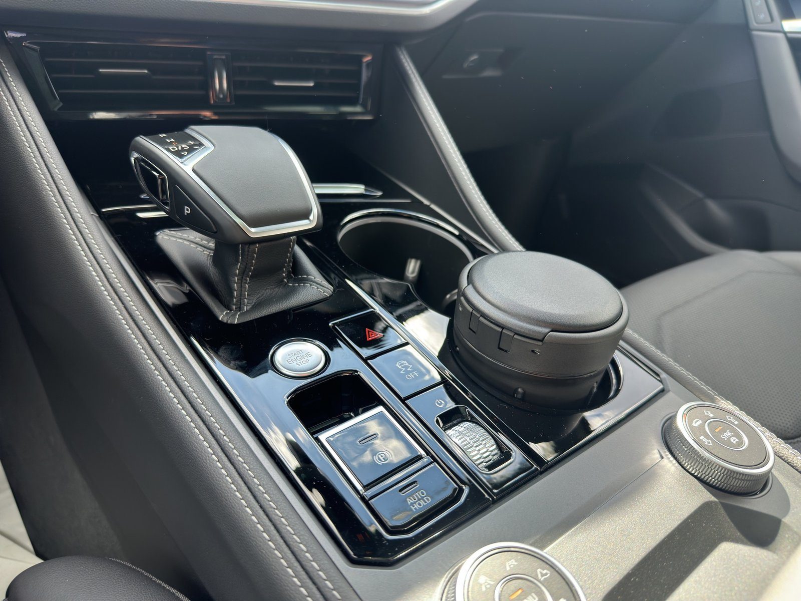 2025 Volkswagen Touareg — fotografija 15
