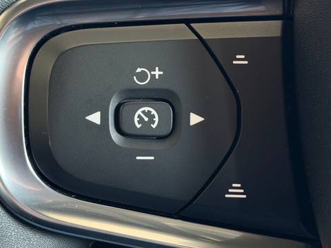 2022 Volvo XC40 — sličica 17