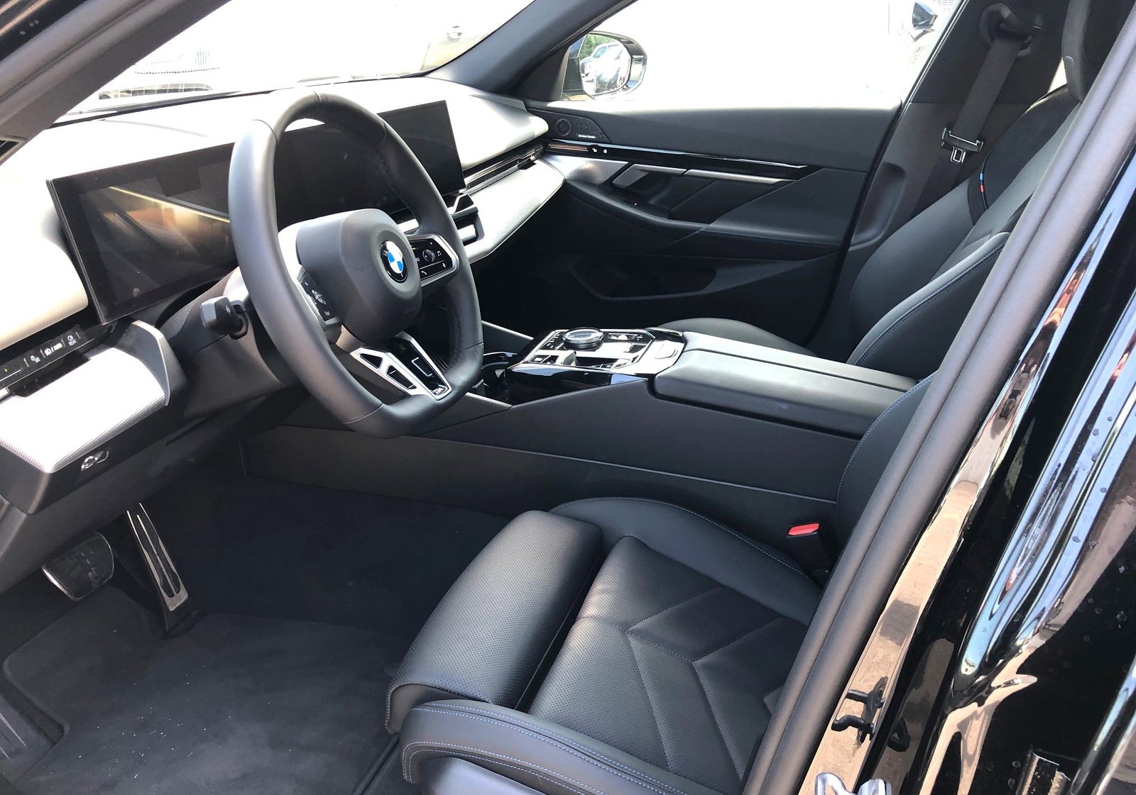 2025 BMW Serija 5 — fotografija 4
