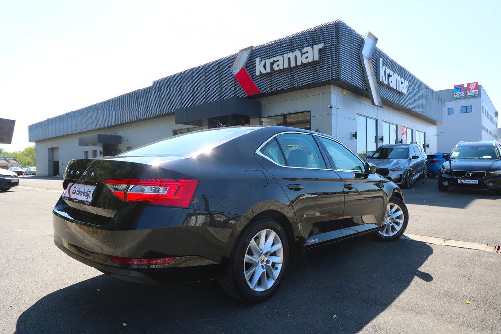 2022 Škoda Superb — fotografija 15