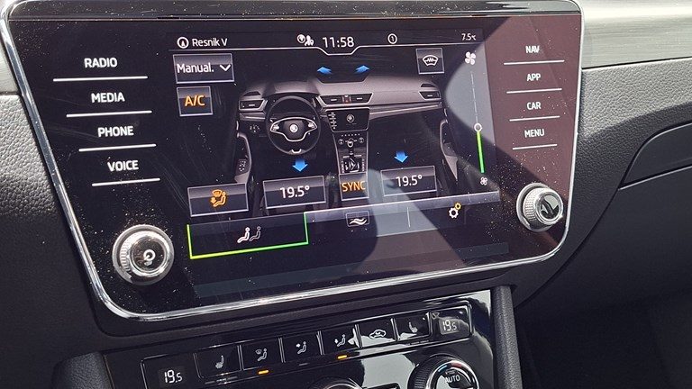 2021 Škoda Superb — fotografija 12
