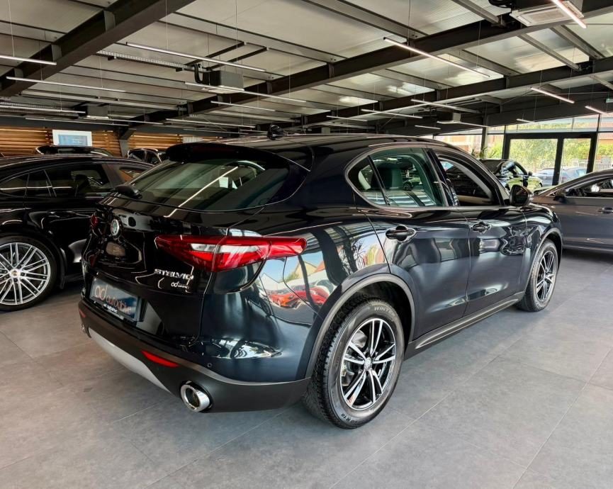 2017 Alfa Romeo Stelvio — fotografija 9