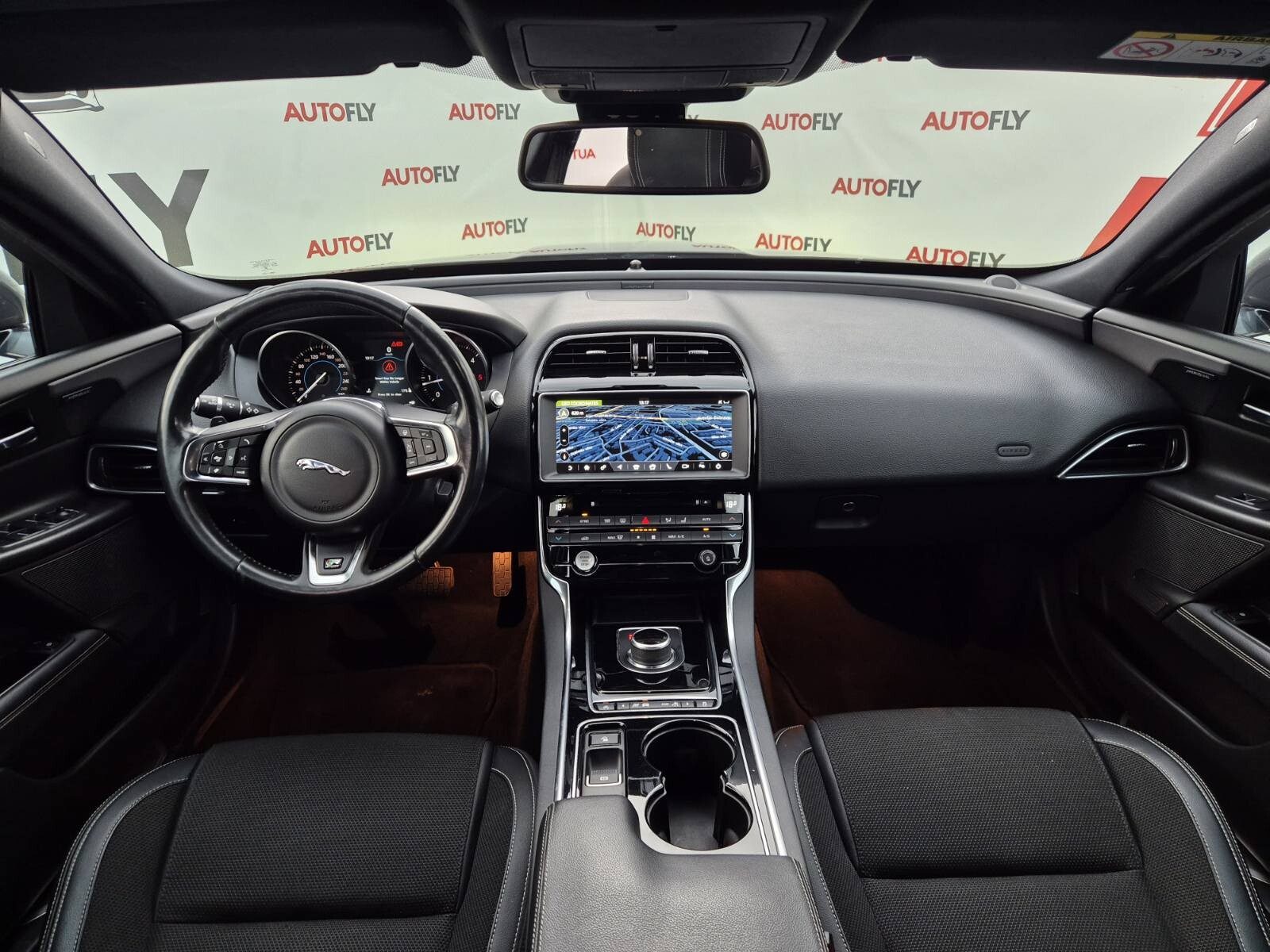 2017 Jaguar XE — fotografija 12