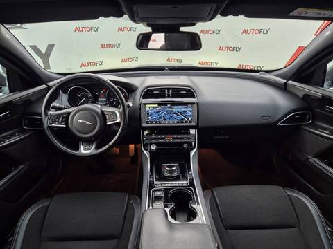 2017 Jaguar XE — sličica 12