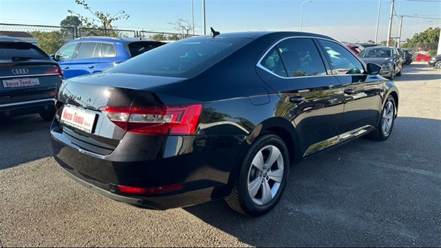 2022 Škoda Superb — fotografija 5