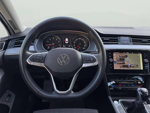 2022 Volkswagen Passat — sličica 9