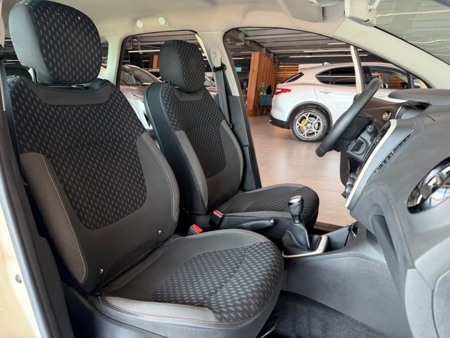 2019 Renault Captur — fotografija 24