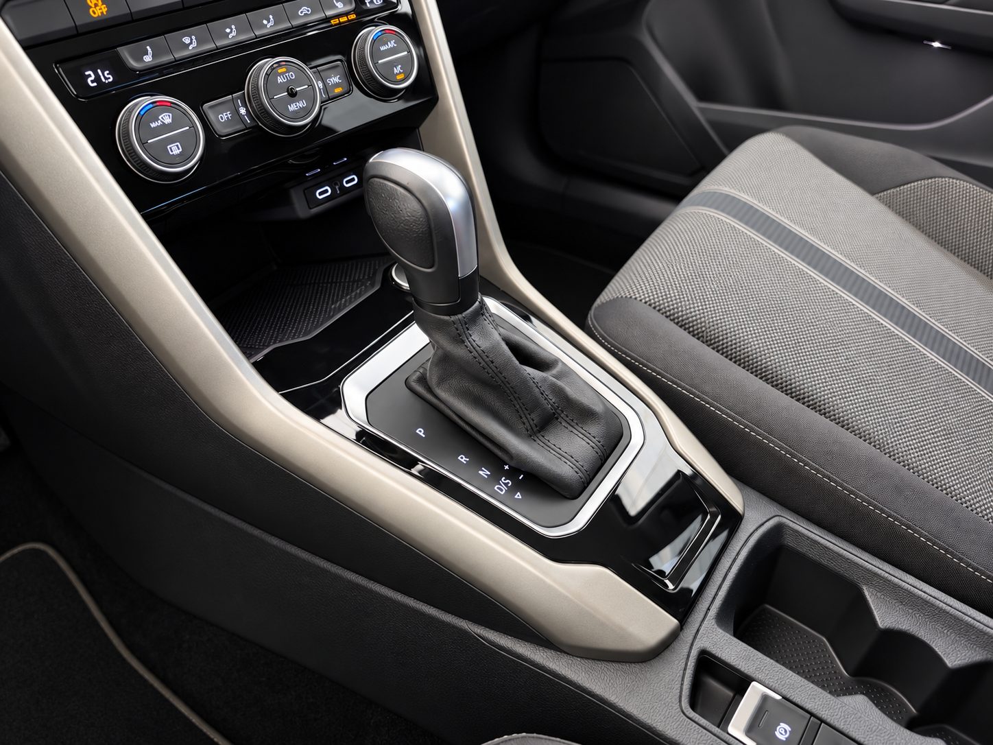 2021 Volkswagen T-Roc — fotografija 6