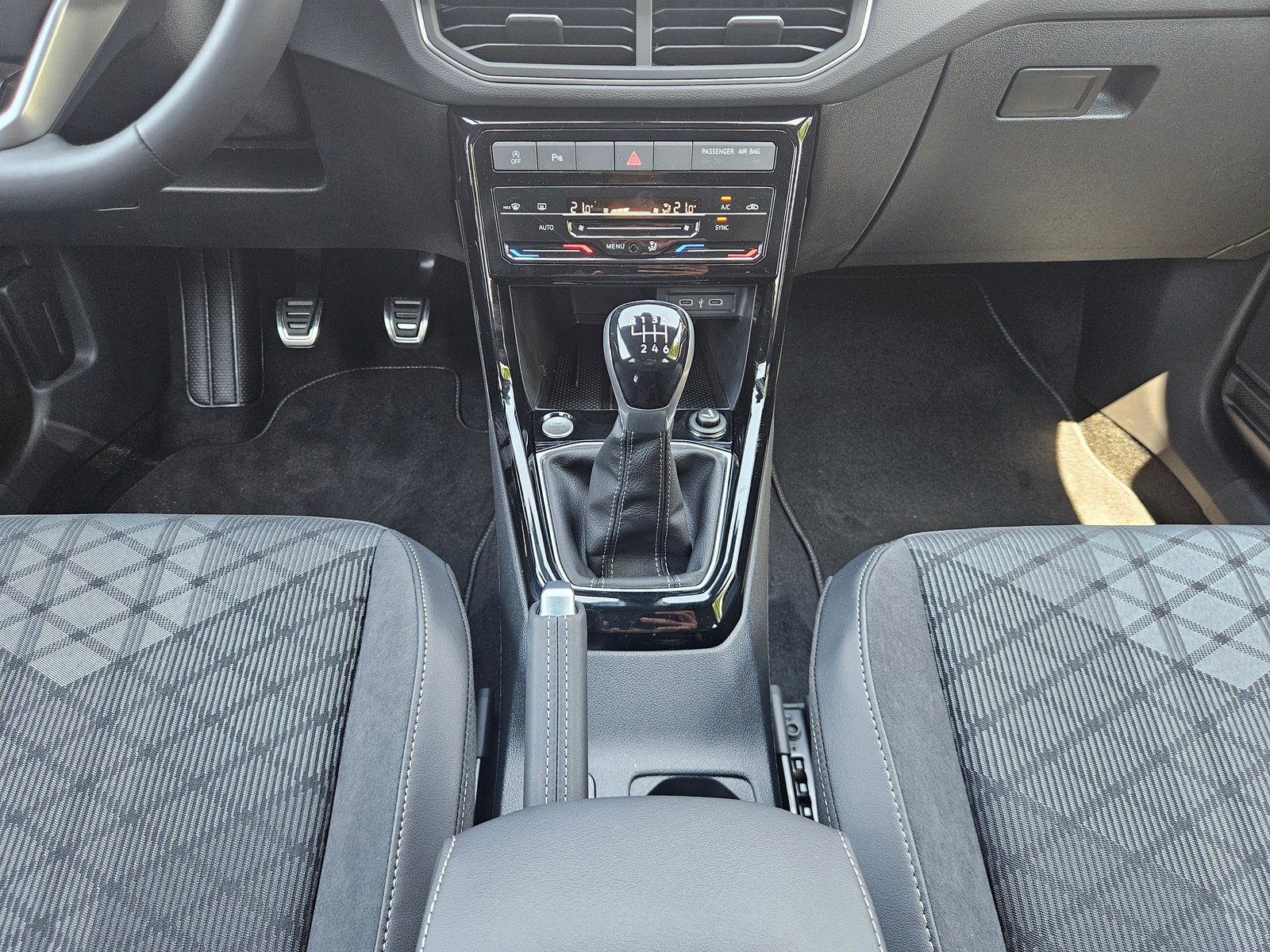 2026 Volkswagen T-Cross R-Line — fotografija 18